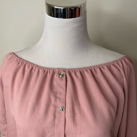 TRENDY IS made in Mexico 100%polyester pink off the shoulder blouse with buttons - Picture 4 of 6